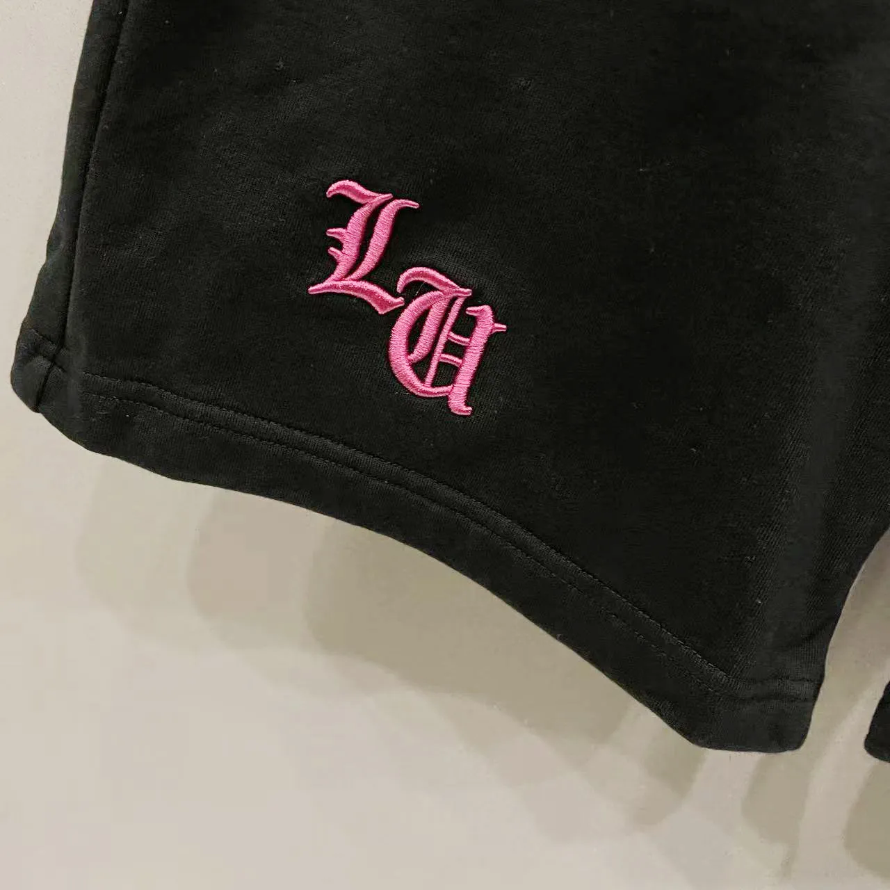 P190 chrome hearts/Chrome hearts pure cotton terry fabric shorts, three-dimensional Sanskrit cross hardware embroidery🪡LOGO logo, official synchronization, high version, high quality, fashionable personality, versatile trend, pure original quality, original fabric, tag, collar label, washed wheat, complete three standards, color: black, white, apricot. Size: S-XL